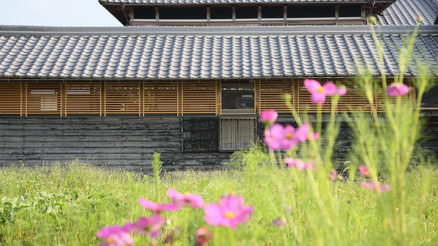 三田の農家-ANNEX/GAZEBO～コスモスの咲くのどかな田園地域に建つ